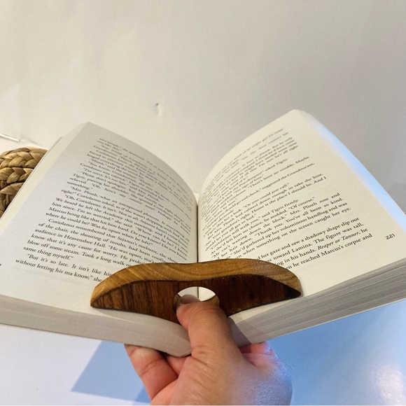 Wooden Thumb Ring Page Holder Reading Aid - Picture 5 of 11